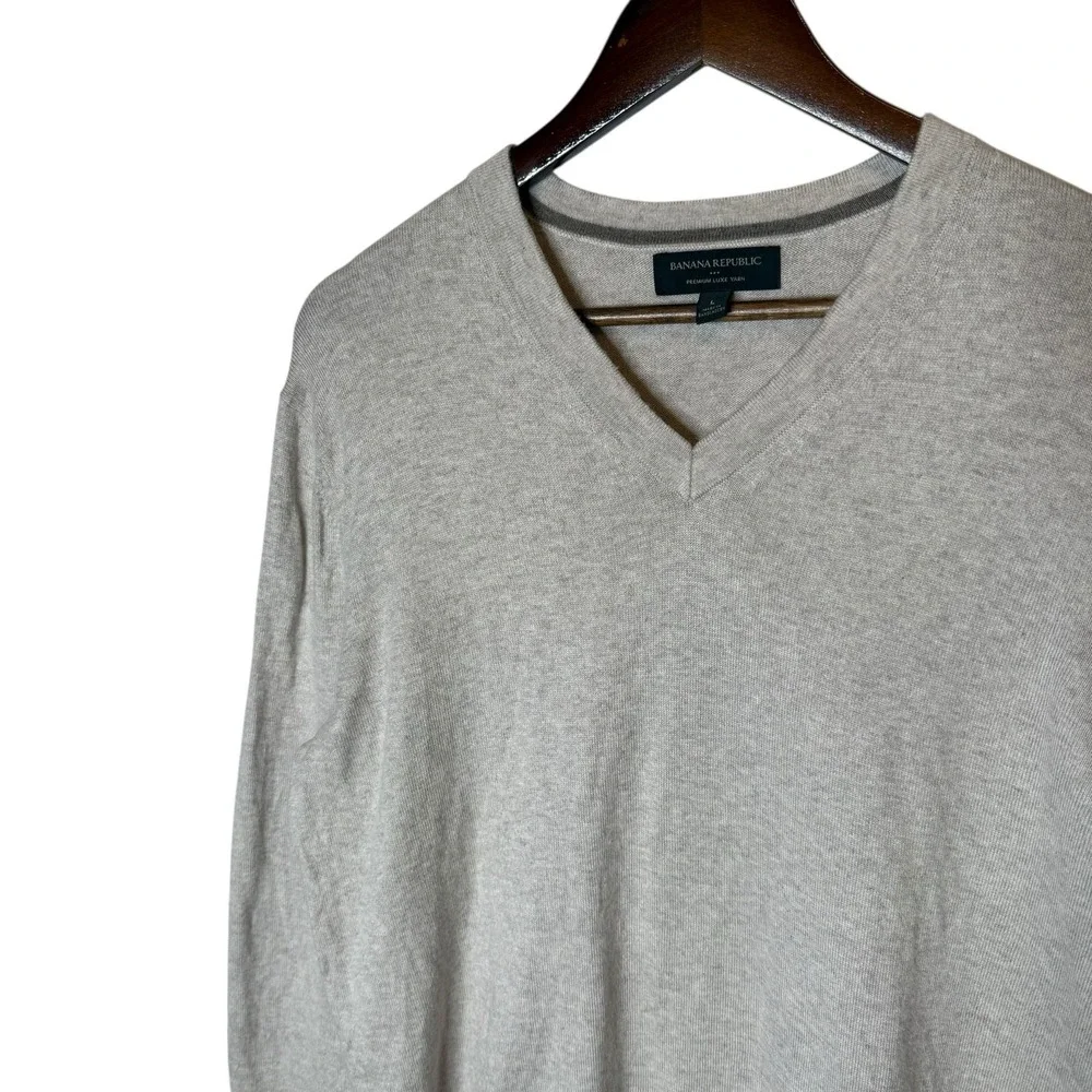 Banana Republic Men's Silk Cotton Blend V‎ Neck Sweater Heathered Oatmeal Large
